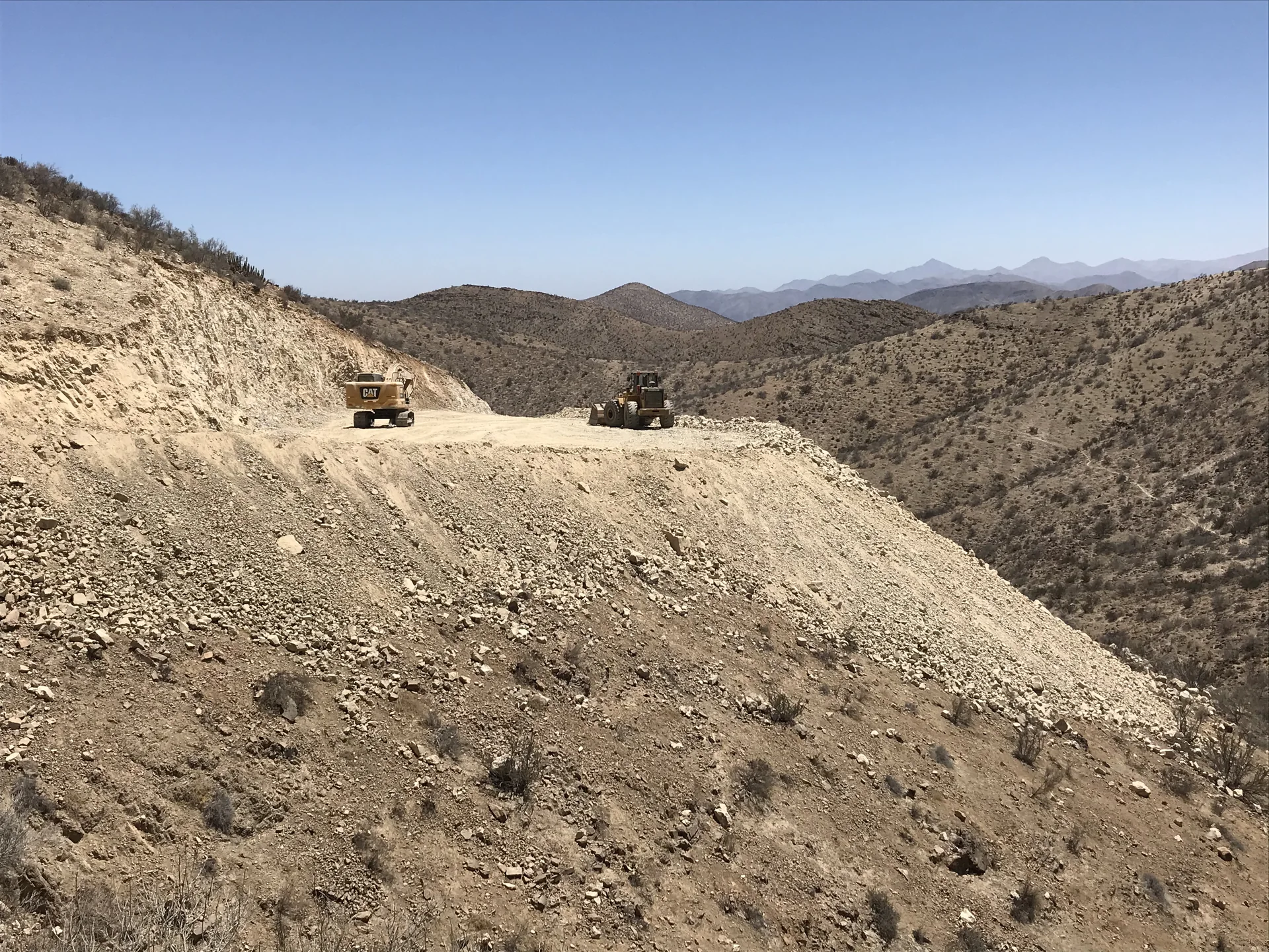 Maquinaria QMT trabajando en un terreno montañoso