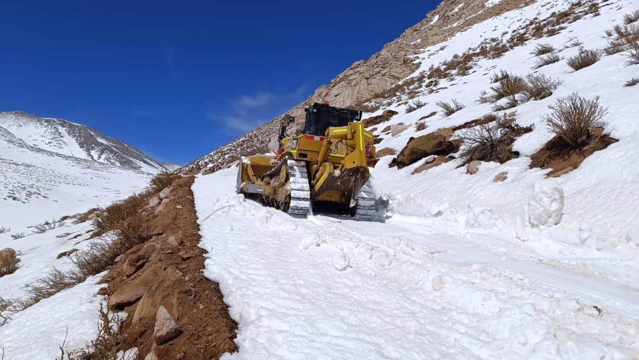 Bulldozer QMT trabajando en alta montaña