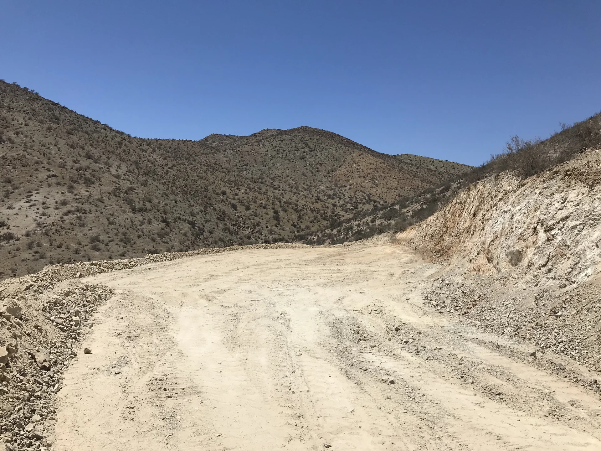 Camino minero habilitado entre cerros por Quiroga Maquinarias
