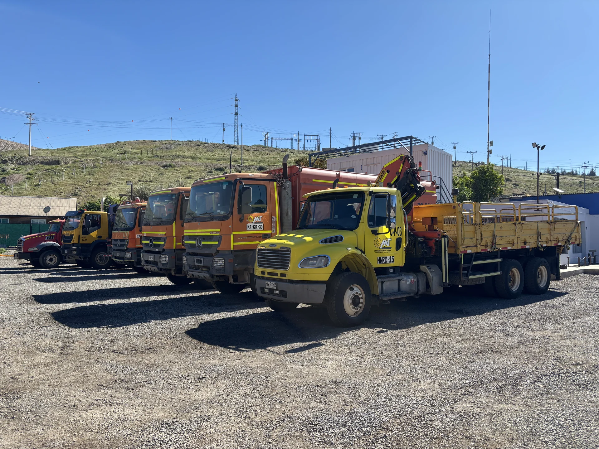 Flota de camiones QMT preparada para operar