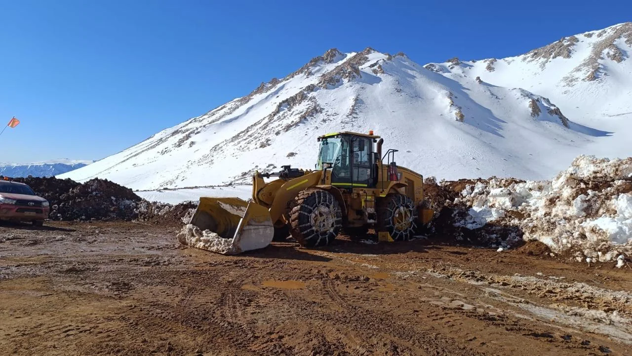 Cargador frontal QMT trabajando en alta montaña