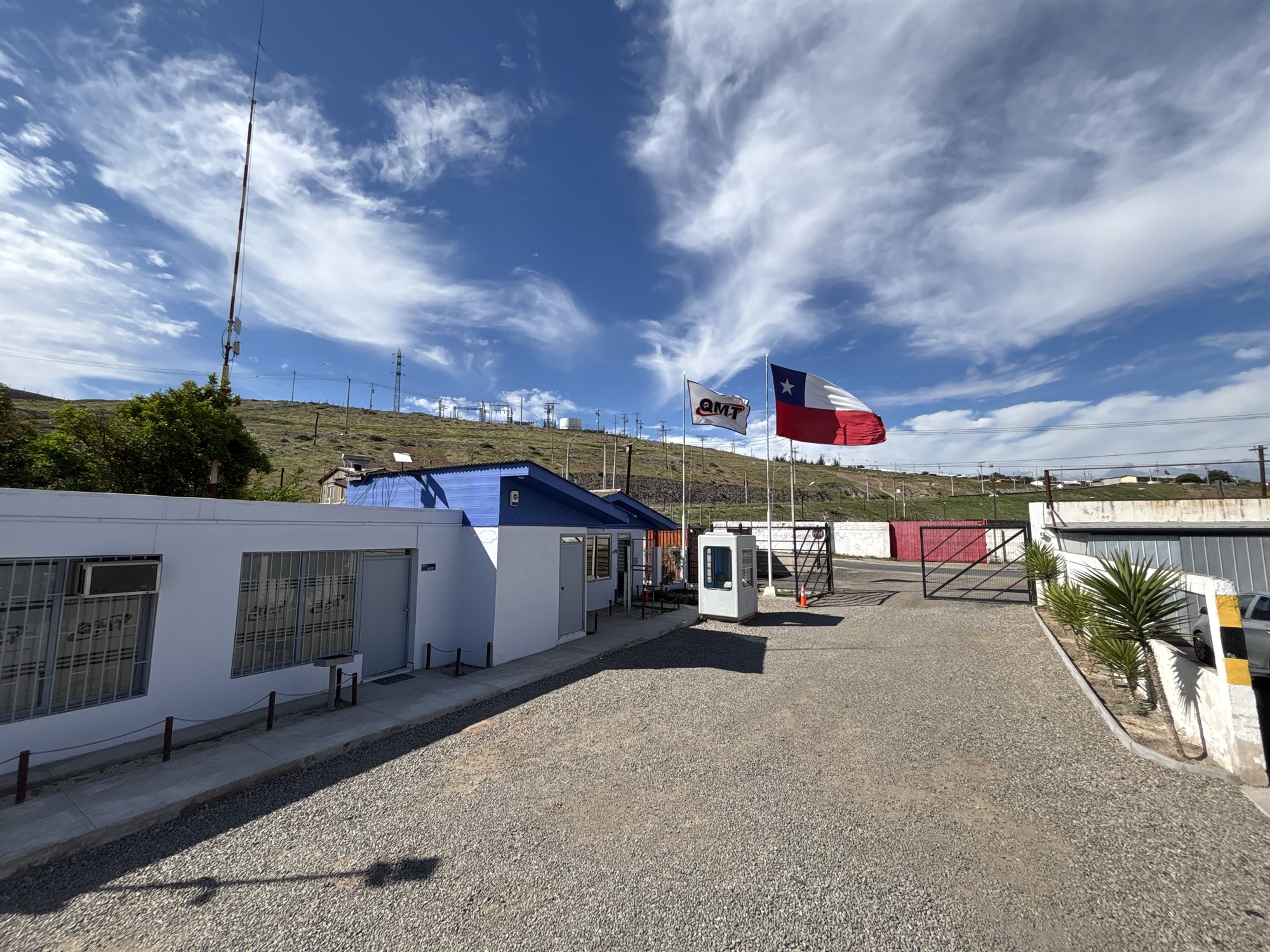 Casa matriz de QMT con las banderas corporativa y chilena