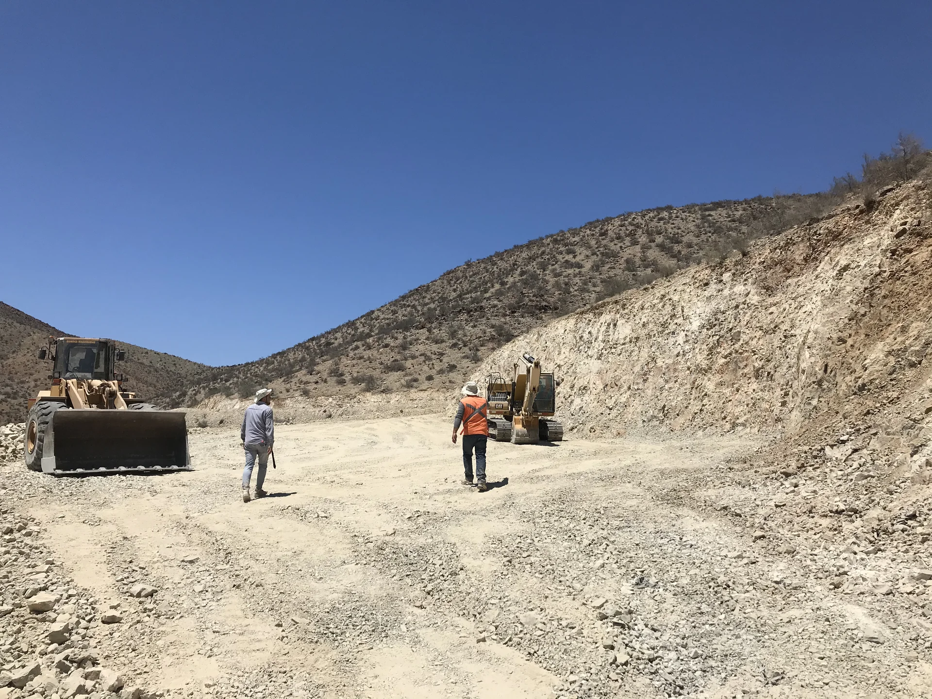 Equipo QMT coordinando trabajos de movimiento de tierra en terreno