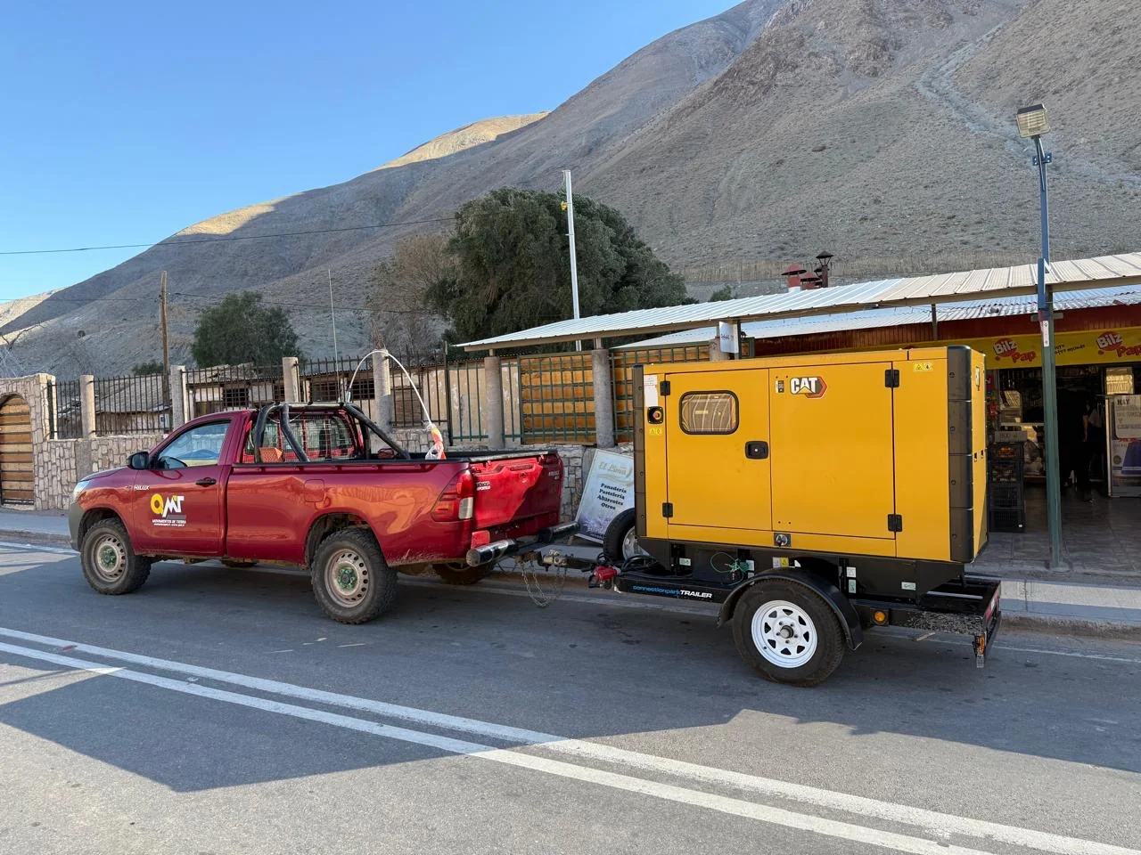 Camioneta QMT con generador remolcado como equipo de apoyo