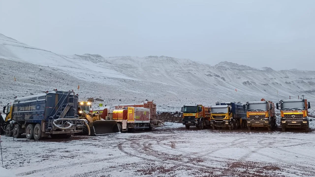 Flota QMT operando en una faena minera con nieve