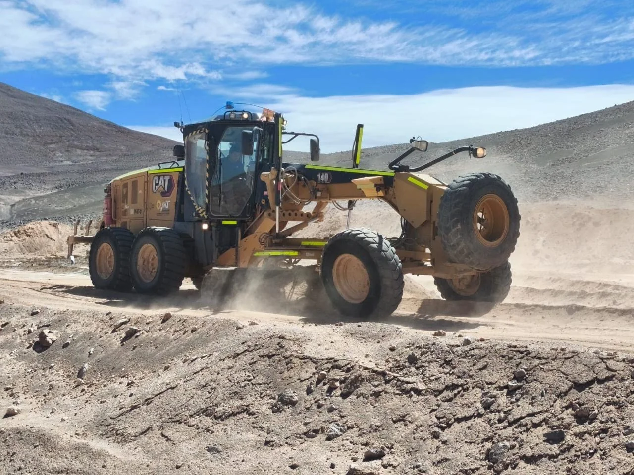 Motoniveladora QMT trabajando en terreno