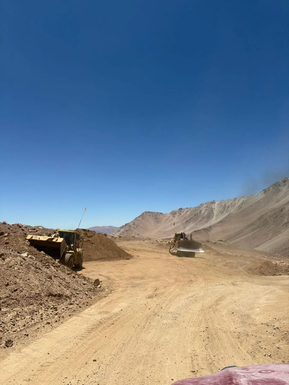 Cargador frontal y maquinaria QMT en trabajos de movimiento de tierra