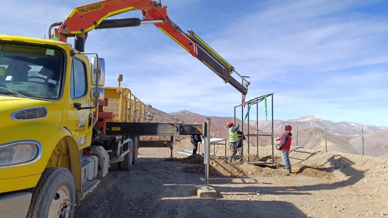 Camión pluma QMT trasladando y descargando una estructura en faena